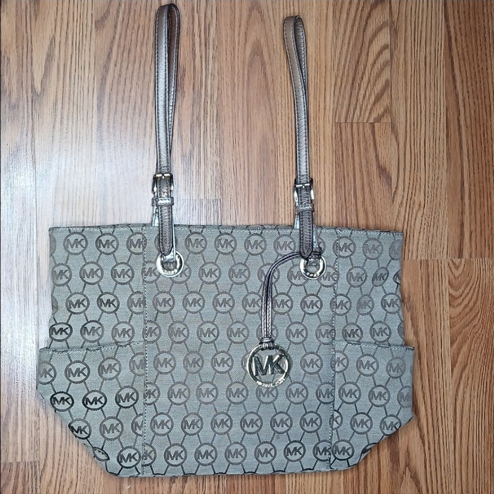 Michael‎ Kors Jet Set Monogram Signature 11x12x6